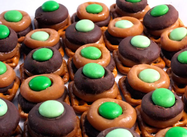 Chocolate Caramel Pretzel Bites For St. Patrick's Day - Two Sisters