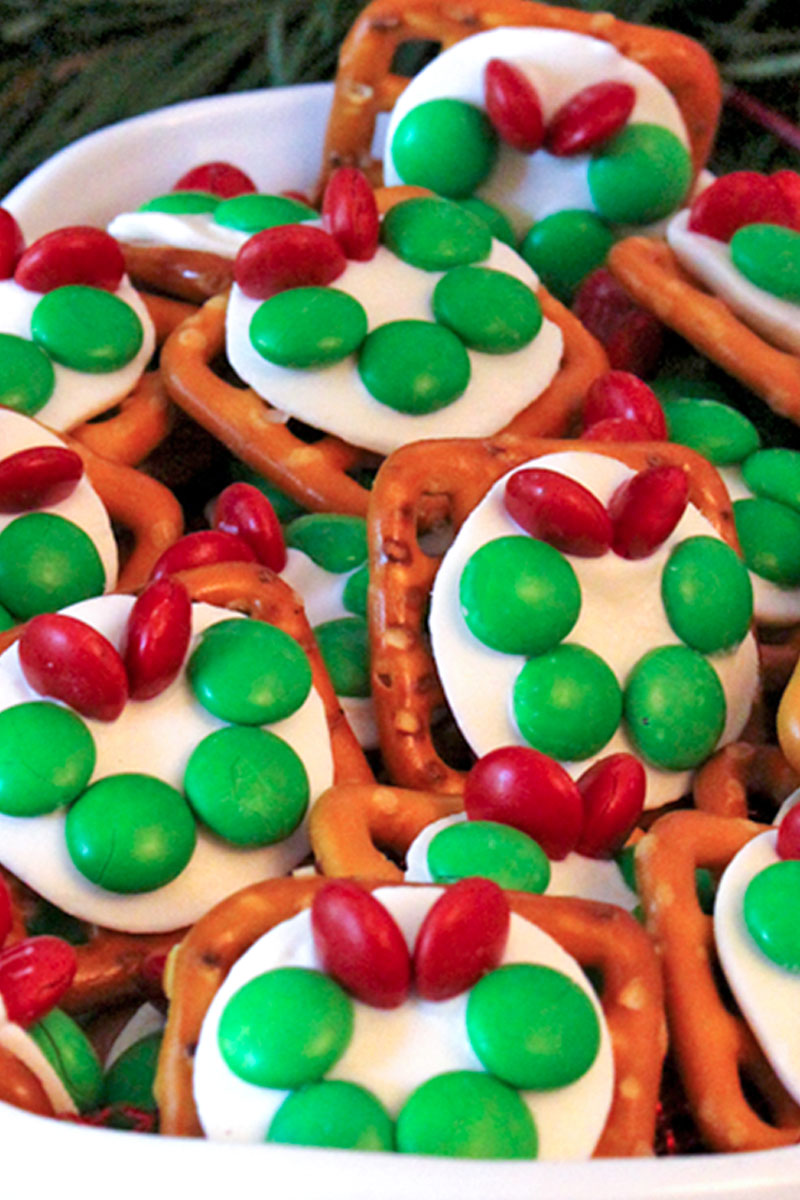 Christmas Wreath Pretzel Bites are a sweet, salty and delicious. An easy to make Christmas Treat that your whole family will love.